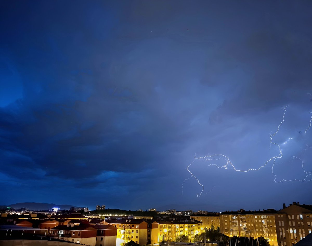 tximista (@tximista_99) on Twitter photo Ekaitza Iruñan. Tormenta en Pamplona #iruña #Pamplona #tormeta #ekaitza #rayos <a href="/Armeteo/">Arnaitz Fernández</a> <a href="/Meteonavarra_/">Meteo Navarra</a> Ekaitza Iruñan. Tormenta en Pamplona #iruña #Pamplona #tormeta #ekaitza #rayos <a href="/Armeteo/">Arnaitz Fernández</a> <a href="/Meteonavarra_/">Meteo Navarra</a>
