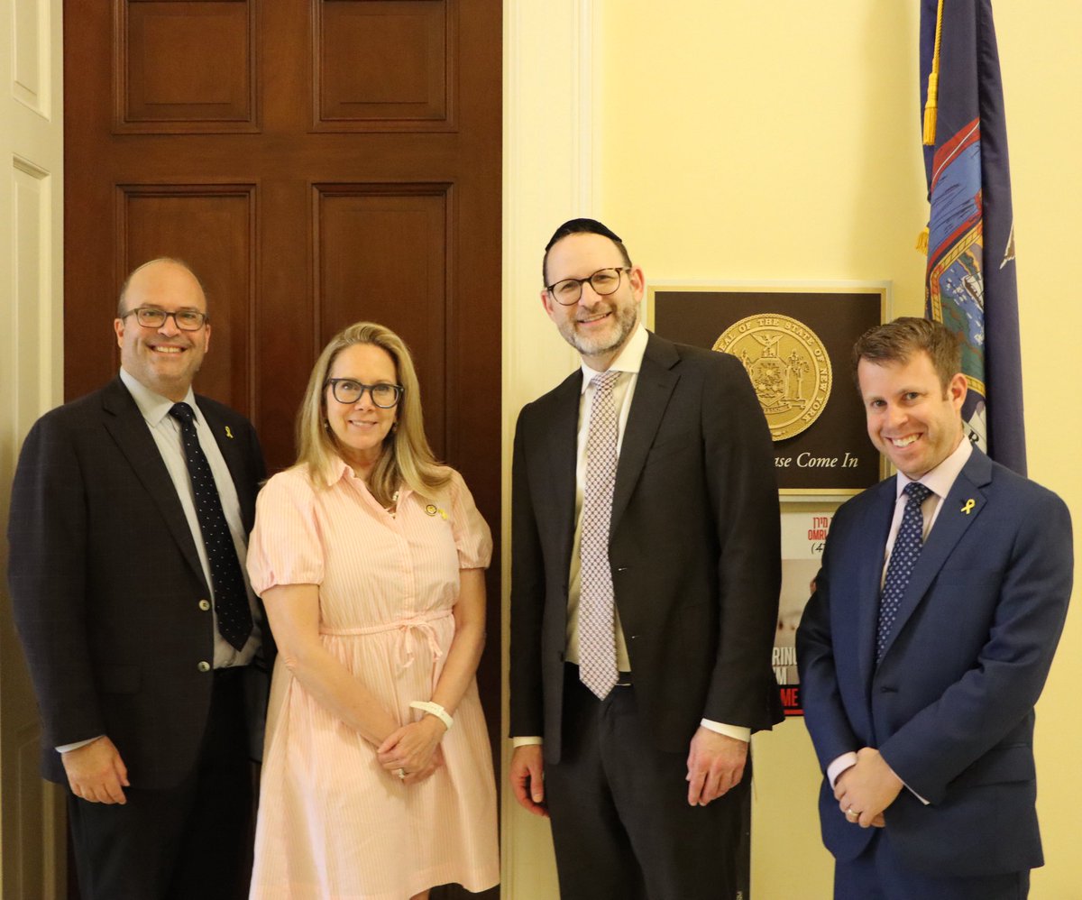 It was a pleasure to see <a href="/RavElie/">Rabbi Elie Weinstock</a> Weinstock of the Jewish Center of Atlantic Beach and Rabbi Freundlich of Congregation Beth Sholom of Lawrence during the <a href="/AIPAC/">AIPAC 🇺🇸🇮🇱</a> Rabbinic Leadership Summit. 

I’ll continue to stand up for the U.S.-Israel relationship in Congress.