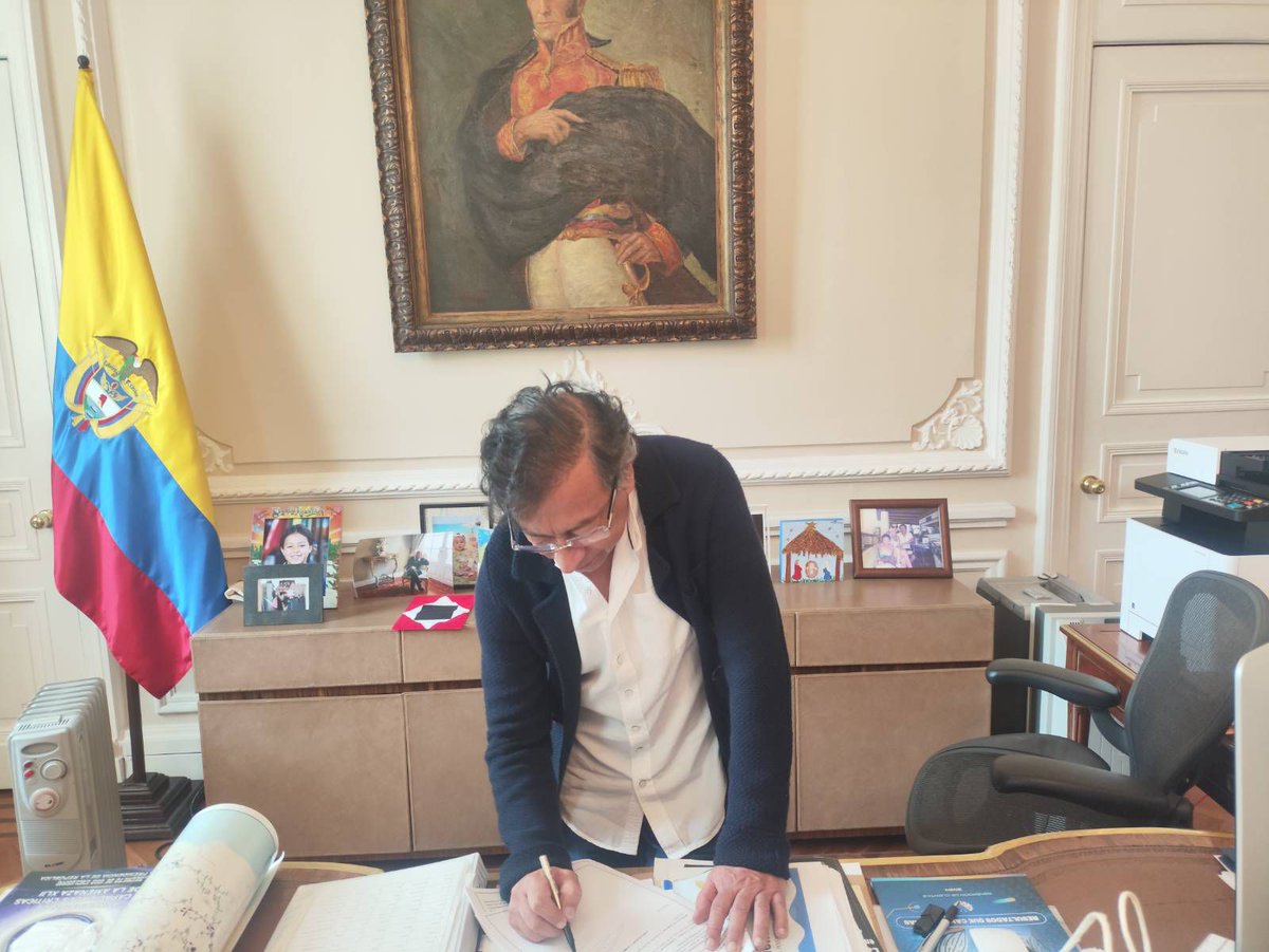 #ATENCIÓN | El presidente Gustavo Petro aseguró que ya firmó el decreto que convoca a la consulta popular.

“Solo se derogará antes de las urnas si los puntos que se le preguntan al pueblo para que exprese su orden constituyente, sean respondidos positivamente por el Congreso,