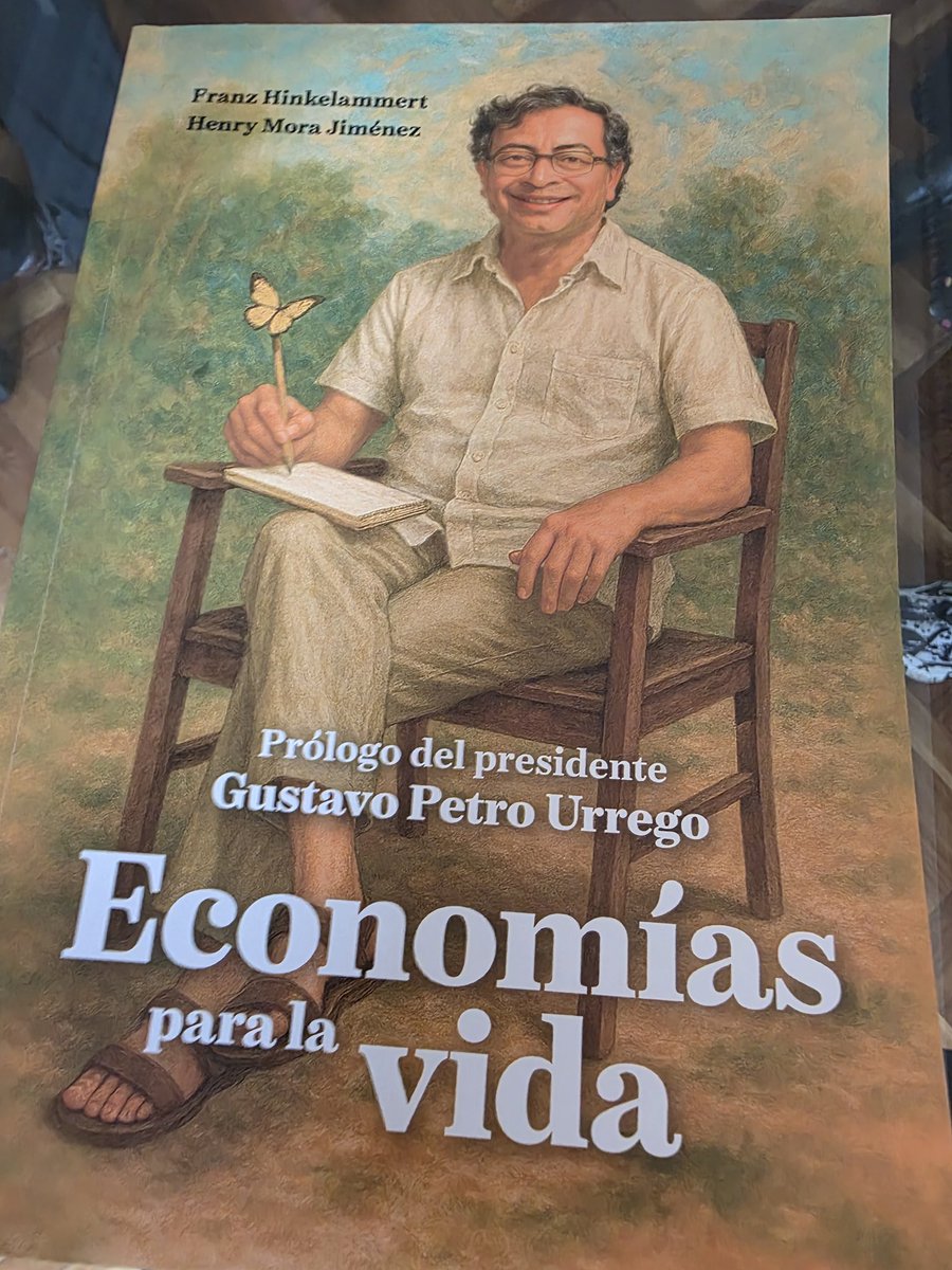Me visita una delegación de la Clacso, Consejo Latinoamericano de Ciencias Sociales, encabezada por Lilia Solano, para entregarme un libro de Economía política de Hinkelammert, y Henry Mora, llamado Economía dd la Vida, prologado por mi.

Entre la delegación de latinoamericanos