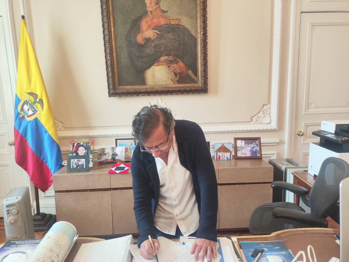 He firmado el decreto que convoca a la consulta popular. 

Solo se derogará antes de las urnas  si los puntos que se le preguntan al pueblo para que exprese su orden contituyente, sean respondidos positivamente por el Congreso, poder constituido legitimo para discutir leyes.