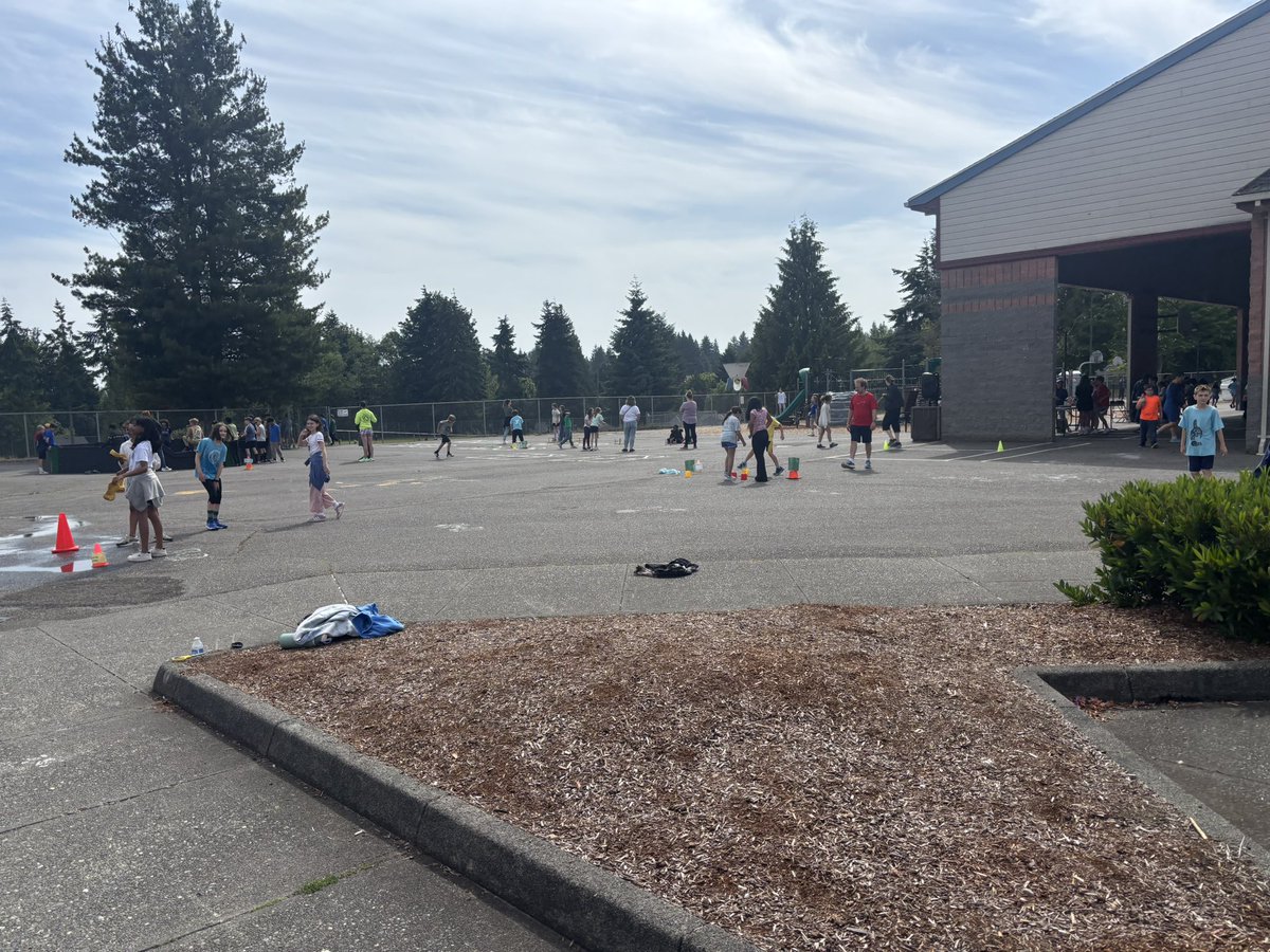 SilverfirsE's tweet photo. Jaguars Field Day Fun - one of my favorites 😊 @EverettSchools @DrIanBSaltzman @EPS_Region2 https://t.co/0FqRKZgssr
