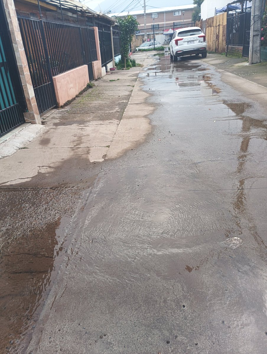 Labernybecerra1's tweet photo. @essbio por favor ya va cumplir un mes esta rotura de matriz, somos 6 casas afectadas #SanFernando https://t.co/BDrjUVZNCU