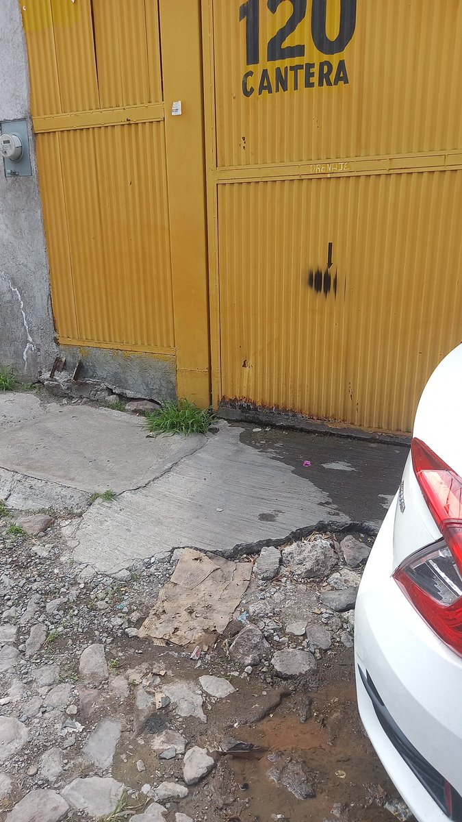 Adal_Ron's tweet photo. @cea_qro Buenas tardes, su apoyo para atender fuga frente al domicilio marcado con el #120 en la calle Cantera de la Colonia Satélite. 
Al parecer apenas inició ayer!!
Gracias!! https://t.co/lS7HJlE2IZ