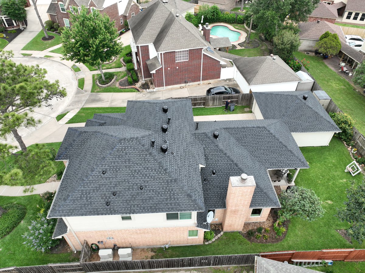 CraddockRoofing's tweet image. Protect your home with Craddock Roofing! 🏠 We provide top-notch roofing solutions to shield your family. Don't let leaks cause issues. Our experienced team ensures your home stays safe and dry. #RoofingExperts #HomeProtection #QualityRoofing #HomeImprovement #CraddockRoofing