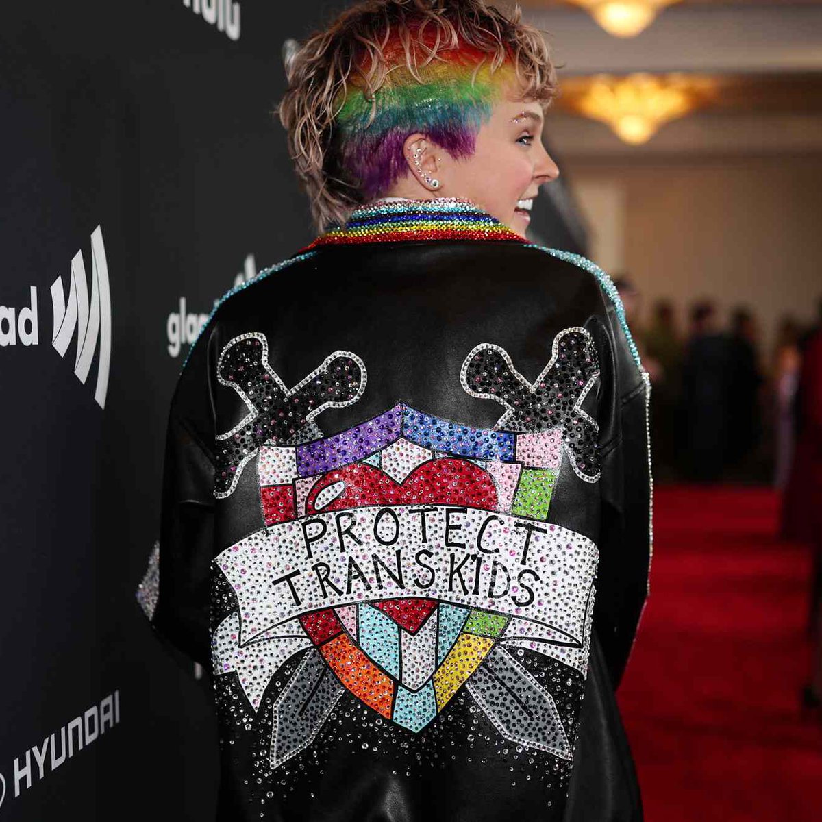 HYPOCRISY: Jojo Siwa now says she’s not gay and is dating a man. She’s young and still figuring herself out. That’s normal!

What’s not normal? Just months ago, she pushed for kids to make irreversible gender changes.

If she’s unsure as an adult, how can kids possibly know?