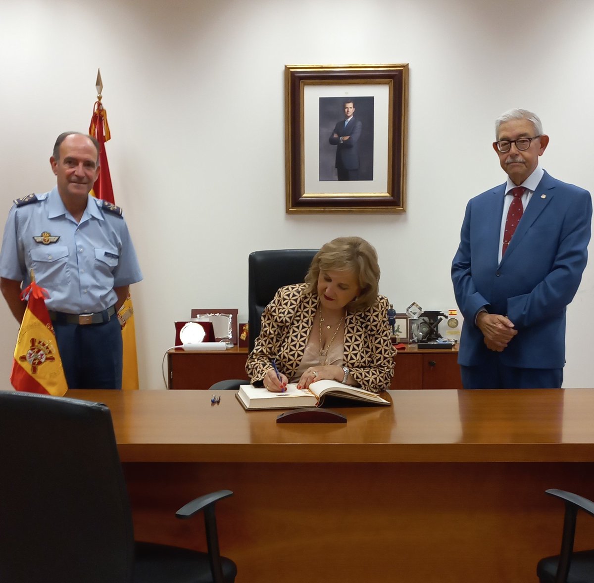 CUDZaragoza's tweet image. El @CUDZaragoza ha celebrado hoy su último patronato del curso 2024-2025 con la presencia por vez primera de la rectora @unizar Rosa Bolea, quien ha firmado en el Libro de Honor cud-agm.es/news/item/96