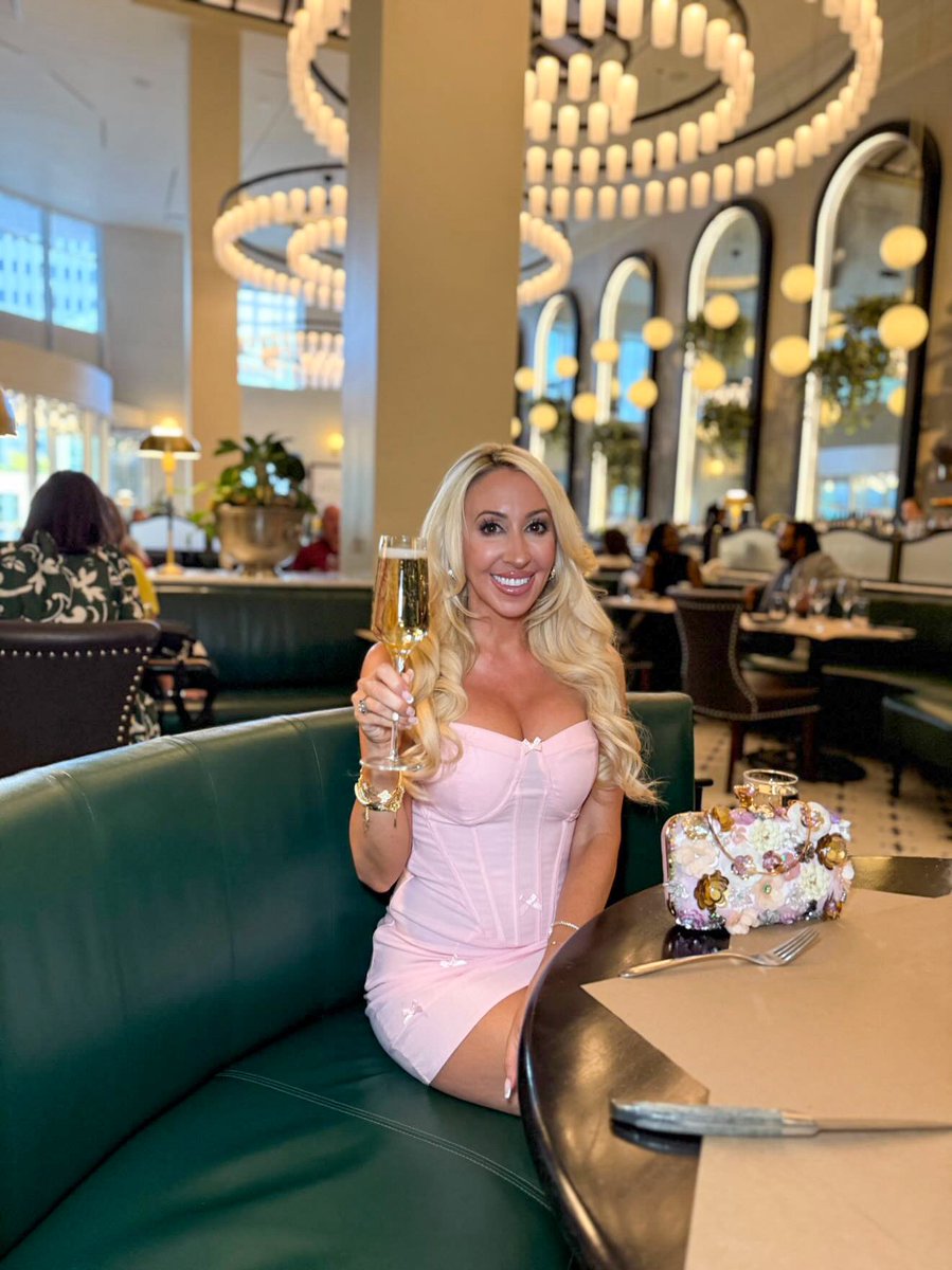 Bubbles make everything better 🥂 especially weekdays! 
#LaBelleHelene #UptownCharlotte