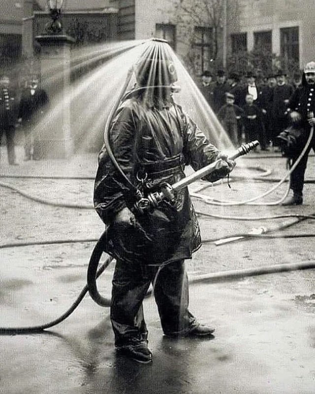 1900'lü yılların başlarında itfaiyecinin etrafına su püskürterek yangına güvenli bir şekilde yaklaşmasını sağlayan itfaiyeci kıyafeti