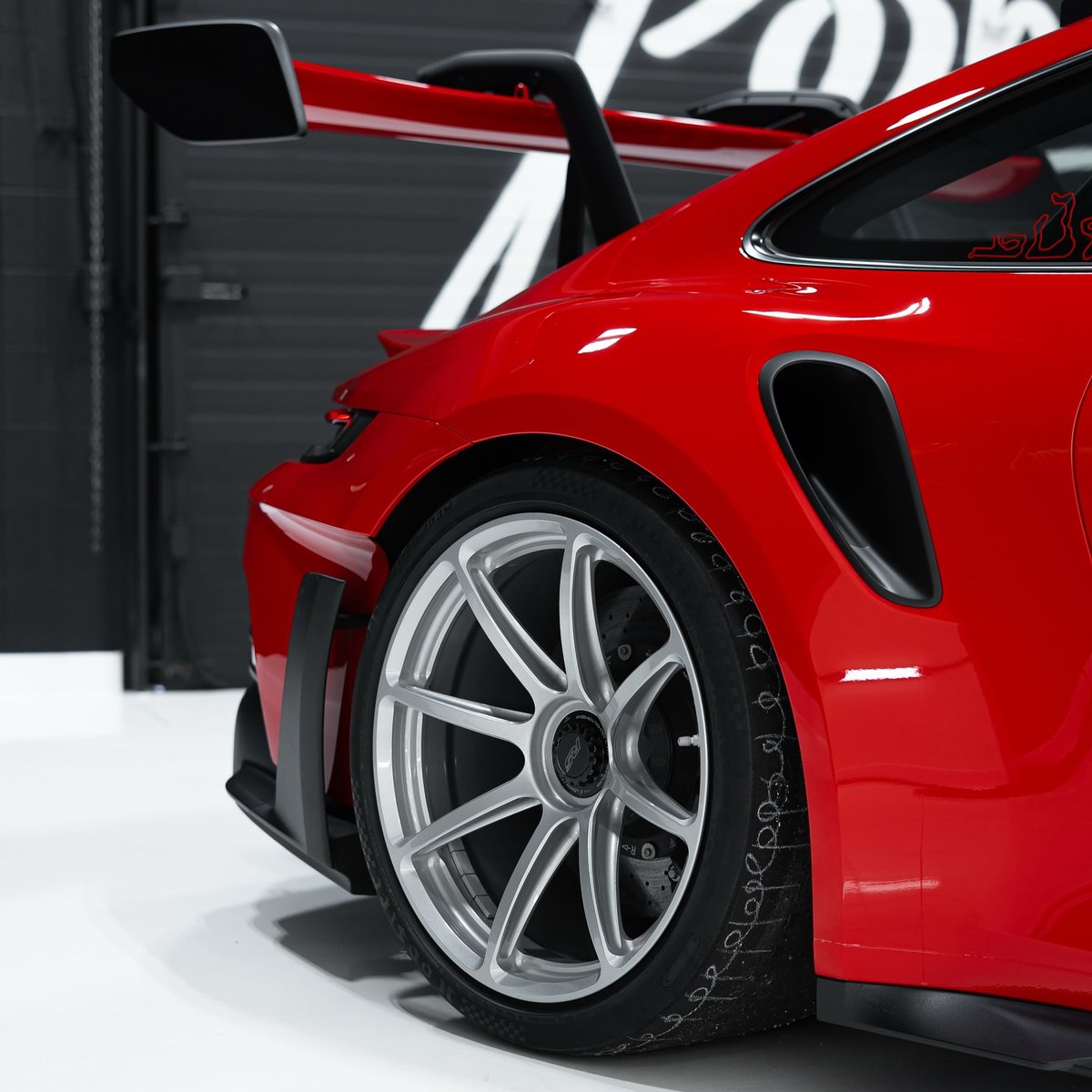 ForgelineWheels's tweet photo. Track rat. This gorgeous 992 Porsche #911GT3RS by @Tunerworks virtually lives its life at the track and has already accumulated almost 4000km (2485 miles) of just track mileage! It recently received a spring detail from the team at #PoshStudio to keep it all looking good, including those Hoosier R7 tires and 20x10/20x13 #Forgeline one piece forged #monoblock #GE1R wheels finished in Metallic Silver! See more at: https://t.co/xus3fXOapu
๐บ๐ธ๐บ๐ธ๐บ๐ธ
----------------
Wheel: #ForgelineGE1R
Type: One Piece Forged Monoblock
Series: Motorsport Series
Size Shown: 20x10.0 & 20x13.0
Finish Shown: Metallic Silver