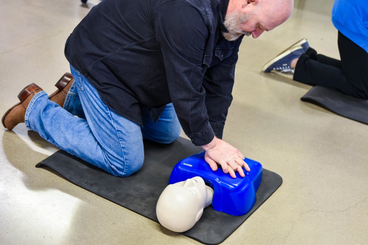Learn lifesaving skills like hands-only CPR, emergency bleeding control, AED, and more at during next First Six Community Lifesaver Training! 🚑

📆 June 21 | 10am–noon
📍 Fire Station 82 (401 Parkson Rd.)

FREE for ages 12+. Sign up 👉 bit.ly/HFDFirstSix