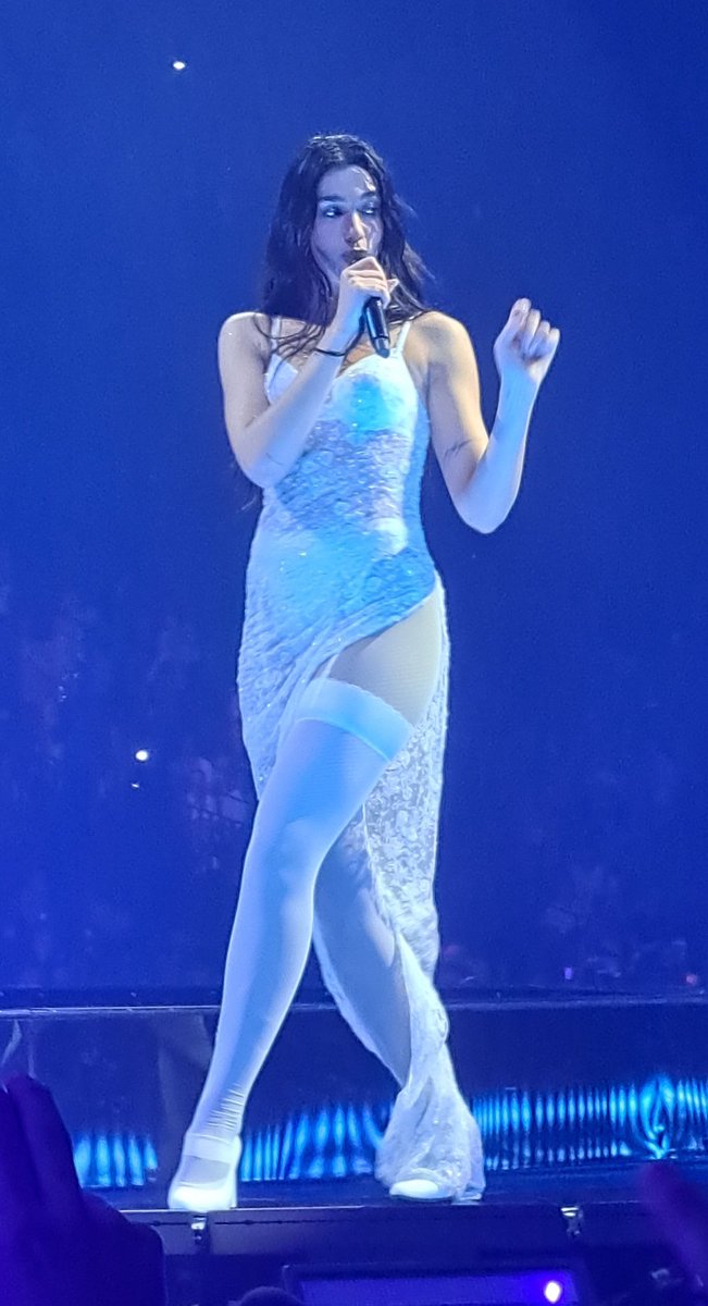 Nonkel_Muziek's tweet photo. Dua Lipa toont dat ze 1 vd grootste popsterren van het moment is. Ijzersterke show, indrukwekkende zang en top geluid (zeker voor t Sportpaleis). #dualipa #sportpaleis https://t.co/kait5C3H7x