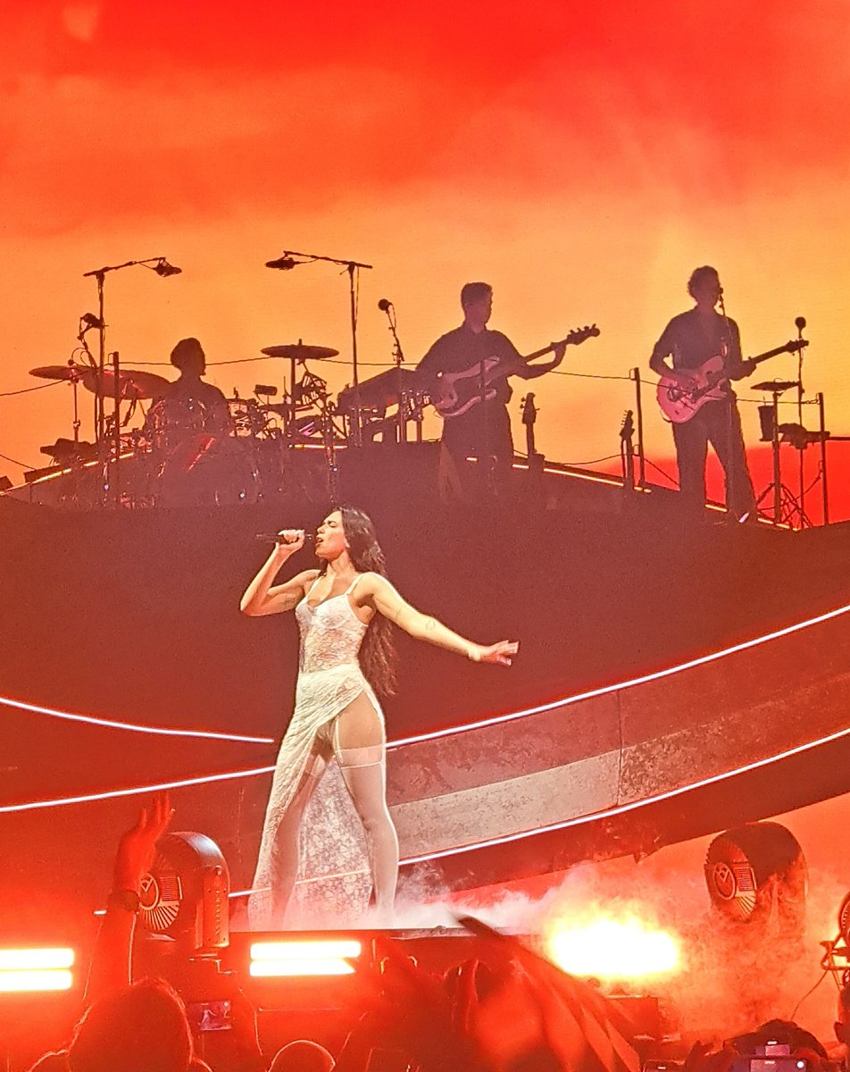 Nonkel_Muziek's tweet photo. Dua Lipa toont dat ze 1 vd grootste popsterren van het moment is. Ijzersterke show, indrukwekkende zang en top geluid (zeker voor t Sportpaleis). #dualipa #sportpaleis https://t.co/kait5C3H7x