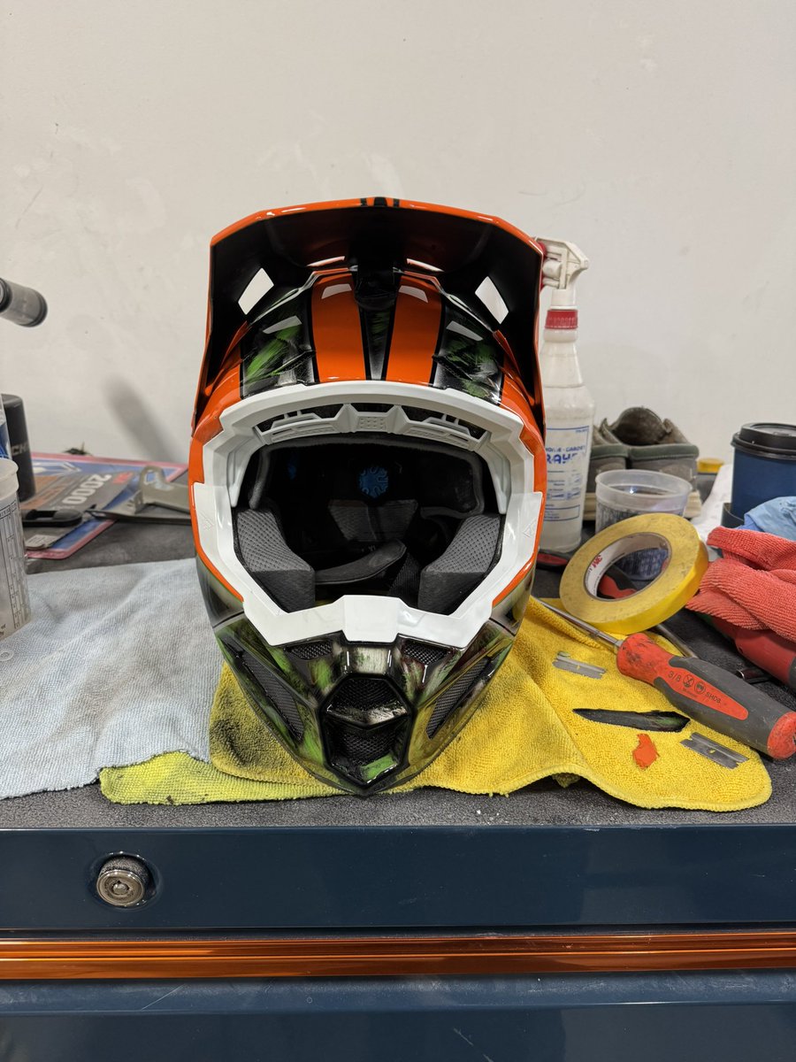 FoxPaintOffical's tweet photo. This helmet is for Ryan Spencer of @spencerracing. The leaf work of this helmet is my best yet. Happy to get to workwith ya.

#customhelemt #helmet #snowcross #motocross #i500 #dirtbike #snowmobile #art #custom #paintjob https://t.co/g0Fu4krBzk