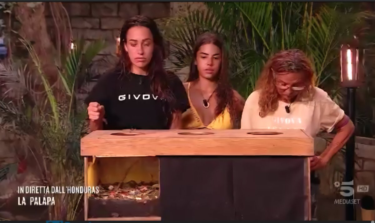 #isola #isoladeifamosi2025 
Teresanna ma che brava al primo colpo ha beccato la moneta blu, eh certo dopo che l'aveva localizzato 😂😂 è andata al colpo sicuro.