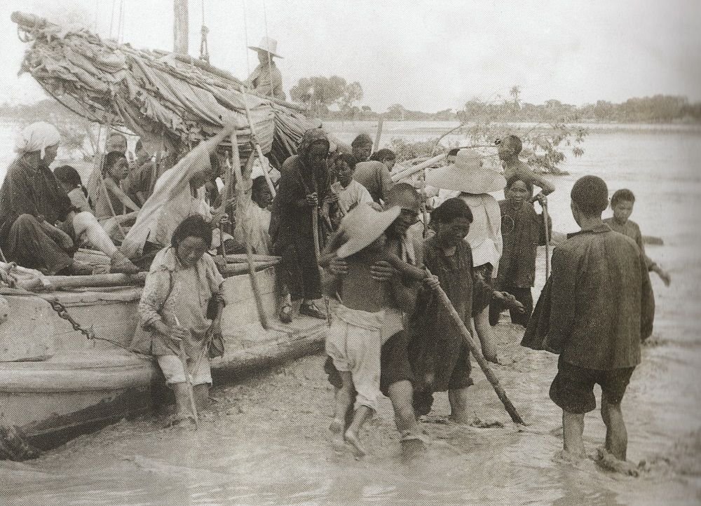 #ResistanceRoots

Today in history, 1938: The Nationalist Chinese Government purposely floods the Yellow River without warning in an attempt to halt the rapid advance of Japanese forces in the Second Sino-Japanese War. It has been called the “largest act of environmental warfare