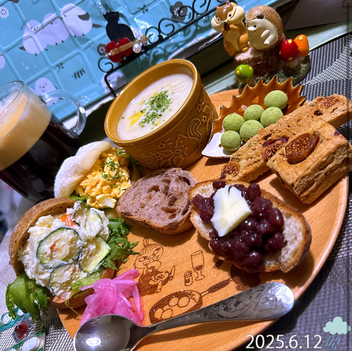 kyoyasaga's tweet photo. 昨夜は晩ごはんで腹パンの後、今朝の仕込みをしてから余りの暑さに #アイス 食べ。
寝転がって録画消化してたら寝落ち😴
 #古楽の楽しみ はSな作曲家多め✨️スカルラッティ💀︎🫶💕 #朝ごはん  #CITYbakery ロールパンdeズッキーニポテサラ&amp;卵サラダサンド #Panlab ライカオリdeあんバター #麦こがし https://t.co/V90j6I57VD