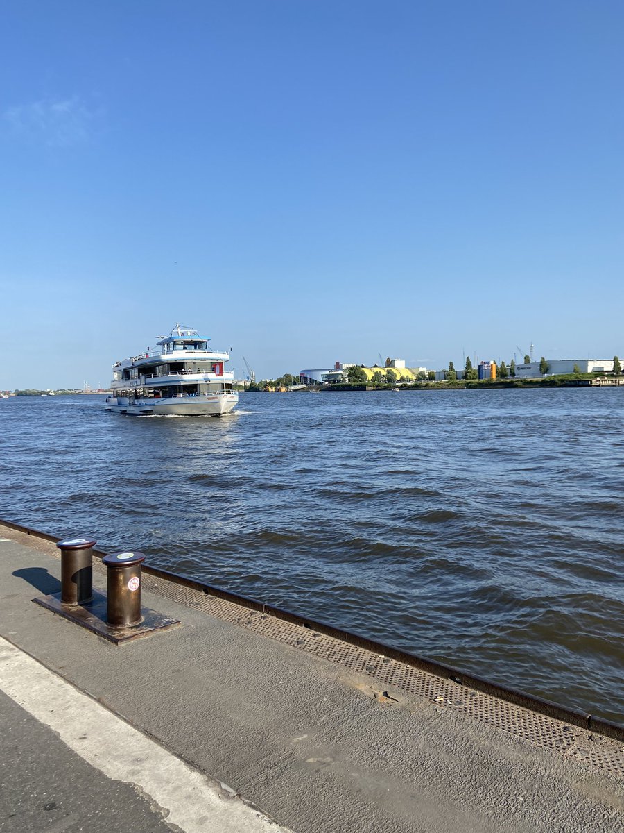 Refaa24__'s tweet photo. Just Hamburg things on a Wednesday 🛥️🌅 https://t.co/oCrrWiBnbu