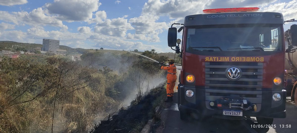 Bombeiros em Salinas, atenderam na tarde de terça (10), uma ocorrência de incêndio em vegetação nas margens da rodovia BR-251, nas proximidades do KM 318.
O combate durou cerca de uma hora, sendo utilizados 1.500 litros de água para a extinção total das chamas.