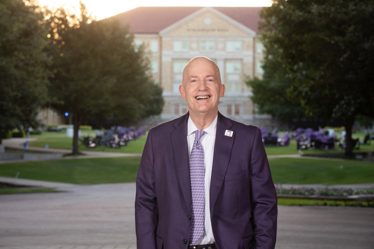 TCUAlumni's tweet image. A legacy of leadership, laughter, and lasting impact.
Victor Boschini reflects on two decades as TCU’s chancellor and what it means to be part of the Frog Family—forever.
🎓 Read his inspiring message in TCU Magazine:
🔗 magazine.tcu.edu/summer-2025/ch…
#TCUAlumni #FrogForLife #GoFrogs