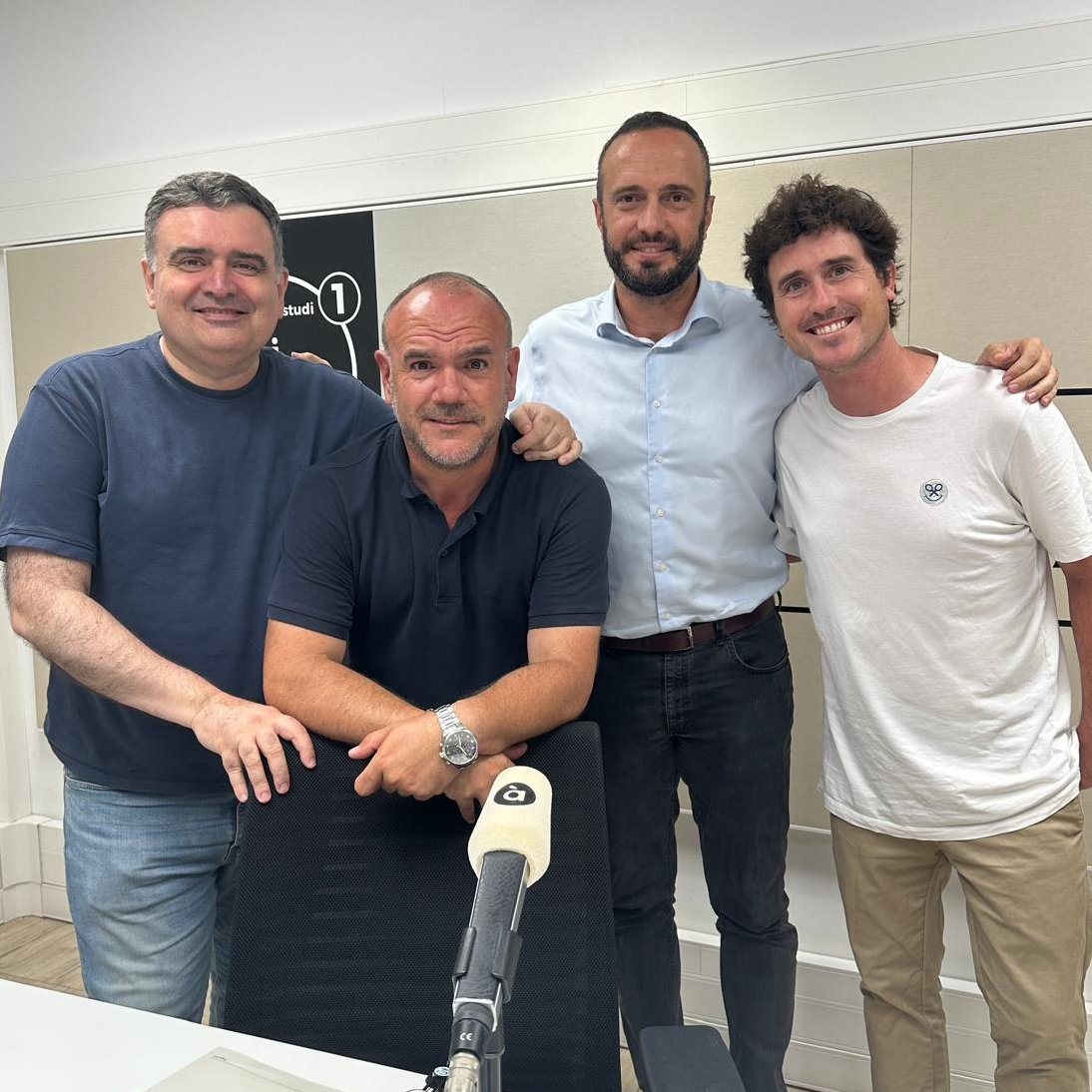 <a href="/DavidCasinos/">David Casinos Sierra</a> <a href="/davidblaytapia/">David Blay 🎙️</a> <a href="/Jordi_gosalvez/">Jordi Gosálvez</a> <a href="/MANOLOMASGASPA1/">MANOLO MAS GASPAR</a> <a href="/javi_teruel/">Javi Teruel</a> <a href="/TarregaCesar/">César Tárrega Requeni</a> <a href="/GustavoClement/">Gustavo Clemente</a> <a href="/lucia_pb_/">Lucía PastorBernabeu</a> 🗣️ Comença la tertúlia de #LíniaDeFons amb <a href="/Jordi_gosalvez/">Jordi Gosálvez</a>, <a href="/MANOLOMASGASPA1/">MANOLO MAS GASPAR</a> i <a href="/javi_teruel/">Javi Teruel</a>

📞 Parlem amb un familiar de César Tarrega sobre el seu partit amb la <a href="/SEFutbol/">Selección Española Masculina de Fútbol</a>
 
🎙️ <a href="/GustavoClement/">Gustavo Clemente</a>

📻 Ràdio: apuntmedia.es/directe/direct…
▶️ Streaming: apuntmedia.es/directe/linia-…