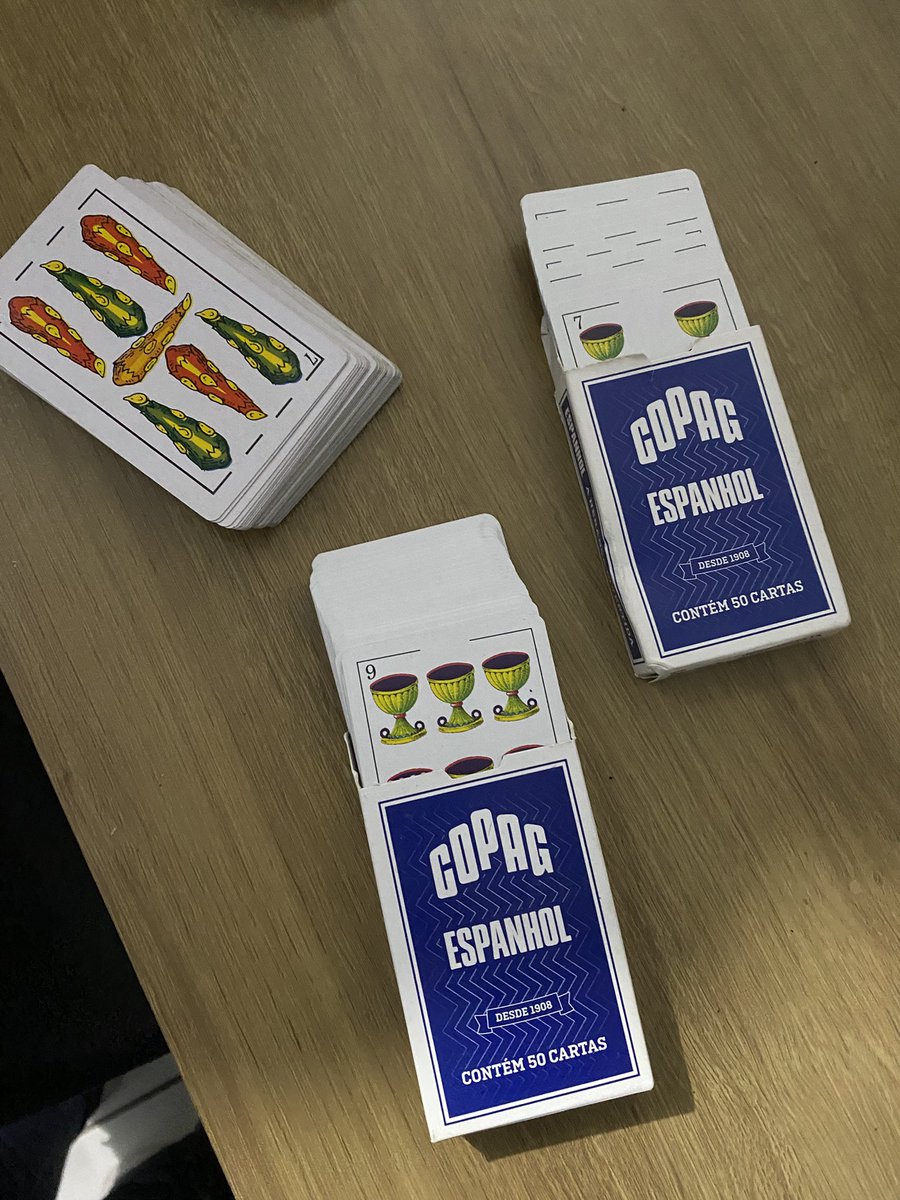 Apenas um jovem casal que gosta um pouco de truco