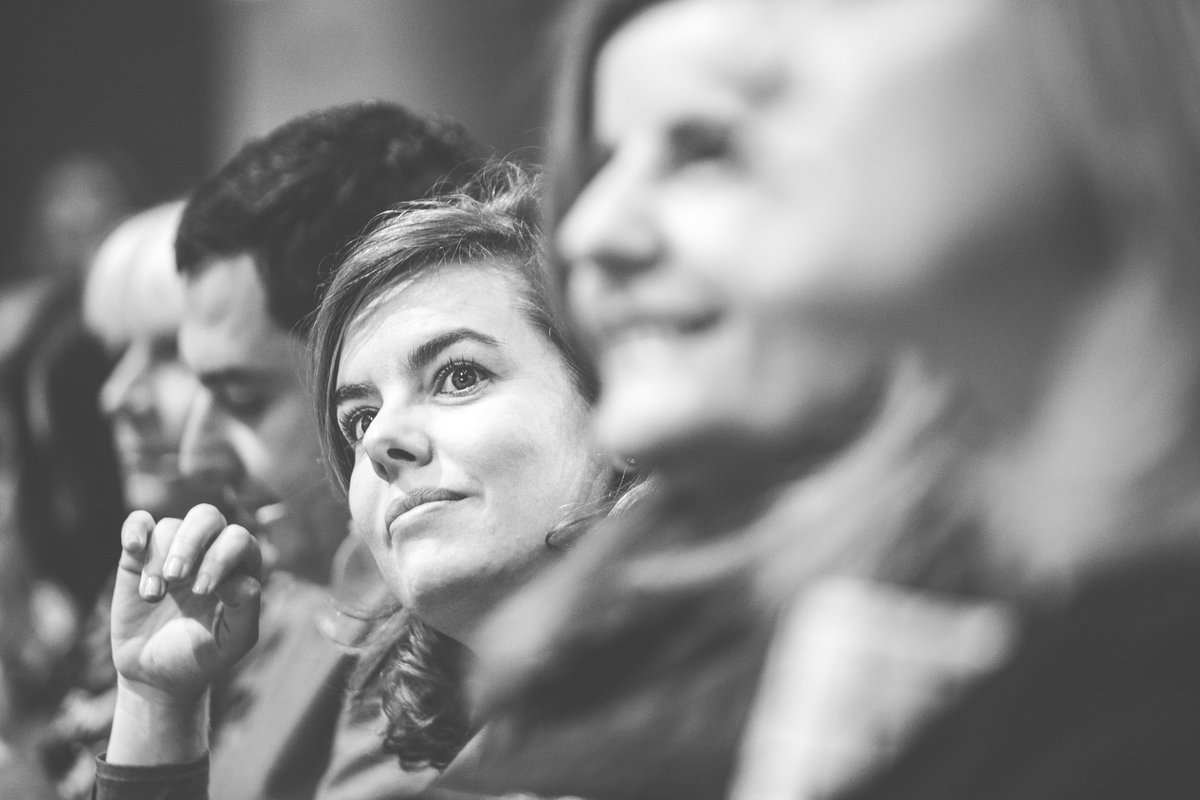 Y antes de irme a la cama, ayer dí con las primeras fotos que le hice a Soraya Sáenz de Santamaría... y no caí en la cuenta de que justamente ayer era su cumpleaños, y recordar que aquí siempre le felicitamos en su día, este año con un día de retraso.