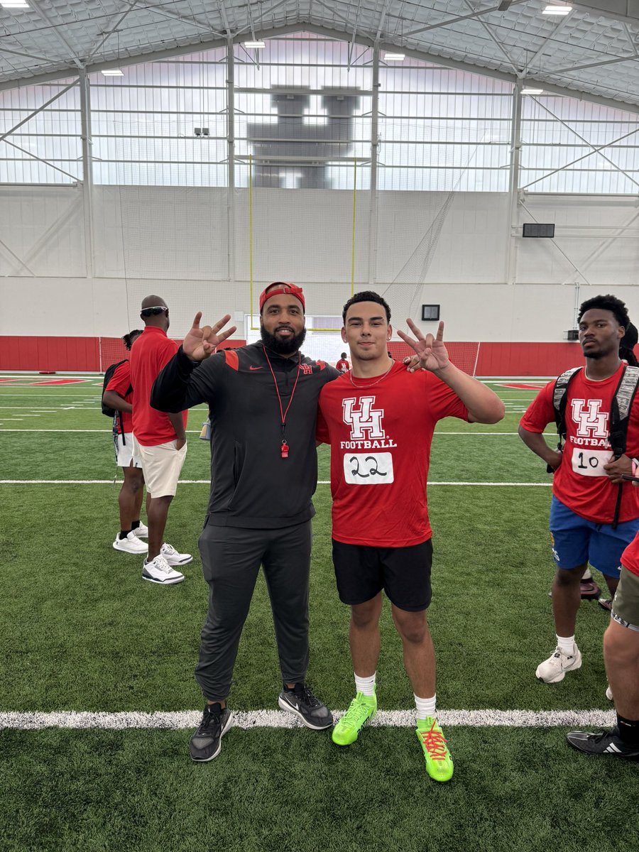 SamSimmonds1209's tweet image. Had an amazing time during this camp thanks to @j_wayne3 and @CoachDre38. Learned a lot and got the opportunity to show my skills. Thank you coaches and staff!
@UHCougarFB 
@CoachWEFritz