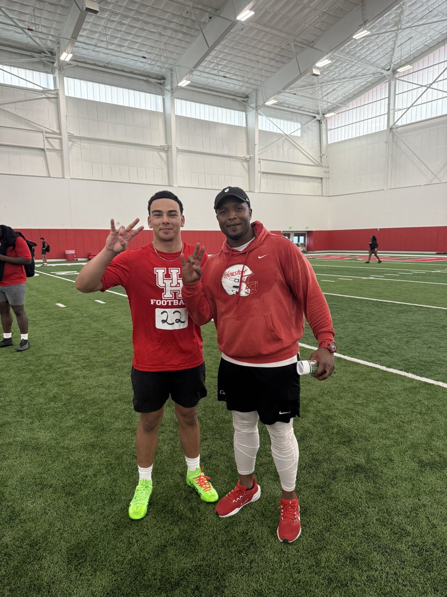 SamSimmonds1209's tweet image. Had an amazing time during this camp thanks to @j_wayne3 and @CoachDre38. Learned a lot and got the opportunity to show my skills. Thank you coaches and staff!
@UHCougarFB 
@CoachWEFritz
