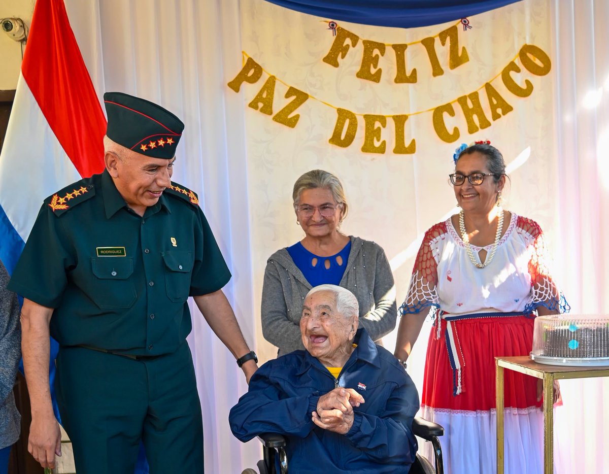 ¡Homenaje a Ex Combatientes de la Guerra del Chaco!
El Ejército Paraguayo rinde homenaje a los héroes vivientes y destaca la valentía y sacrificio de quienes lucharon por un país libre y soberano.
El Paraguay les honra y agradece Don Canuto González, Virgilio Dávalos, Juan