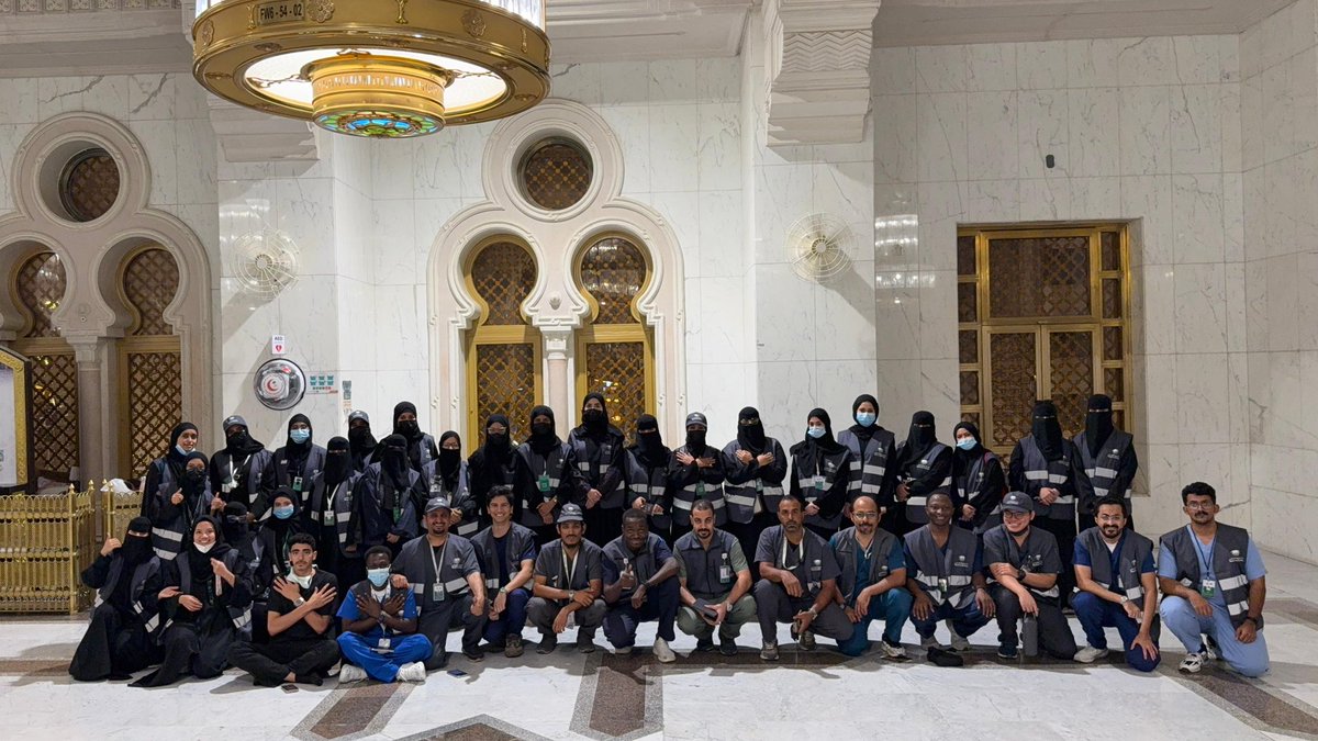 مسك الختام 15 يوم في خدمة ضيوف الرحمن انتهى تكليف المتطوعين من سواعد الصحة داخل المسجد الحرام  كوادر وطنية افتخر بعملي معكم حفزكم صوتكم الداخلي كل يوم للاستمرار وتذوقكم لدعوات الحجيج يجعلكم اقوى . احترم تغلبكم على كل الصعاب واخيرا اود ان اقول انكم متطوعين استثنائين وفخر للوطن.