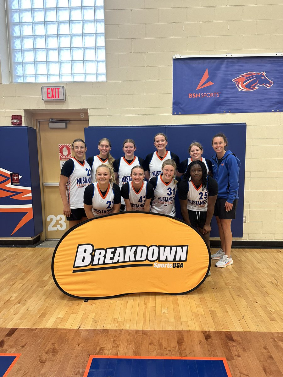 Congratulations to our varsity team for winning their pool at the Breakdown Tournament!