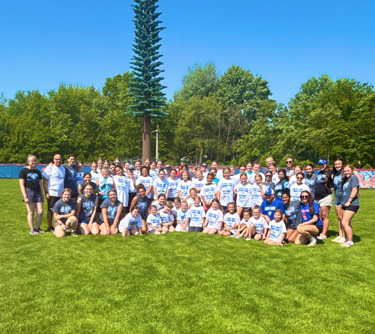 WOW 👏🏼 What an incredible turnout at our 2025 Youth Camp!
Our future Little Blue Devils showed up ready to learn and grow with our HS players 😈 The future is so bright, and there’s truly no better way to learn the game than from your 2025 State Runner-Ups 🙌🏼
#FearTheTradition