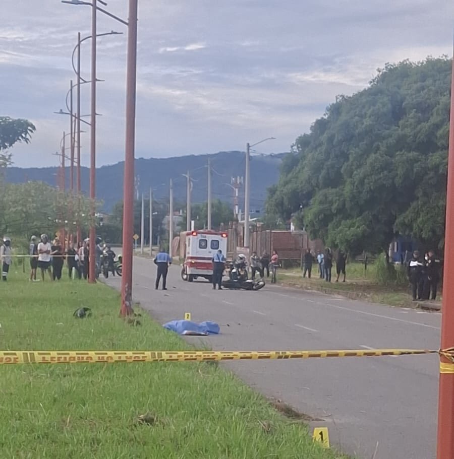 SuVersionY's tweet image. Accidentalidad | Nueva víctima fatal en #Yopal

Un motociclista murió tras chocar contra un poste en la avenida 1 con calles 40 y 50. La víctima, Cristian Felipe Velásquez (20), no tenía licencia de conducción. Autoridades señalan exceso de velocidad como posible causa.