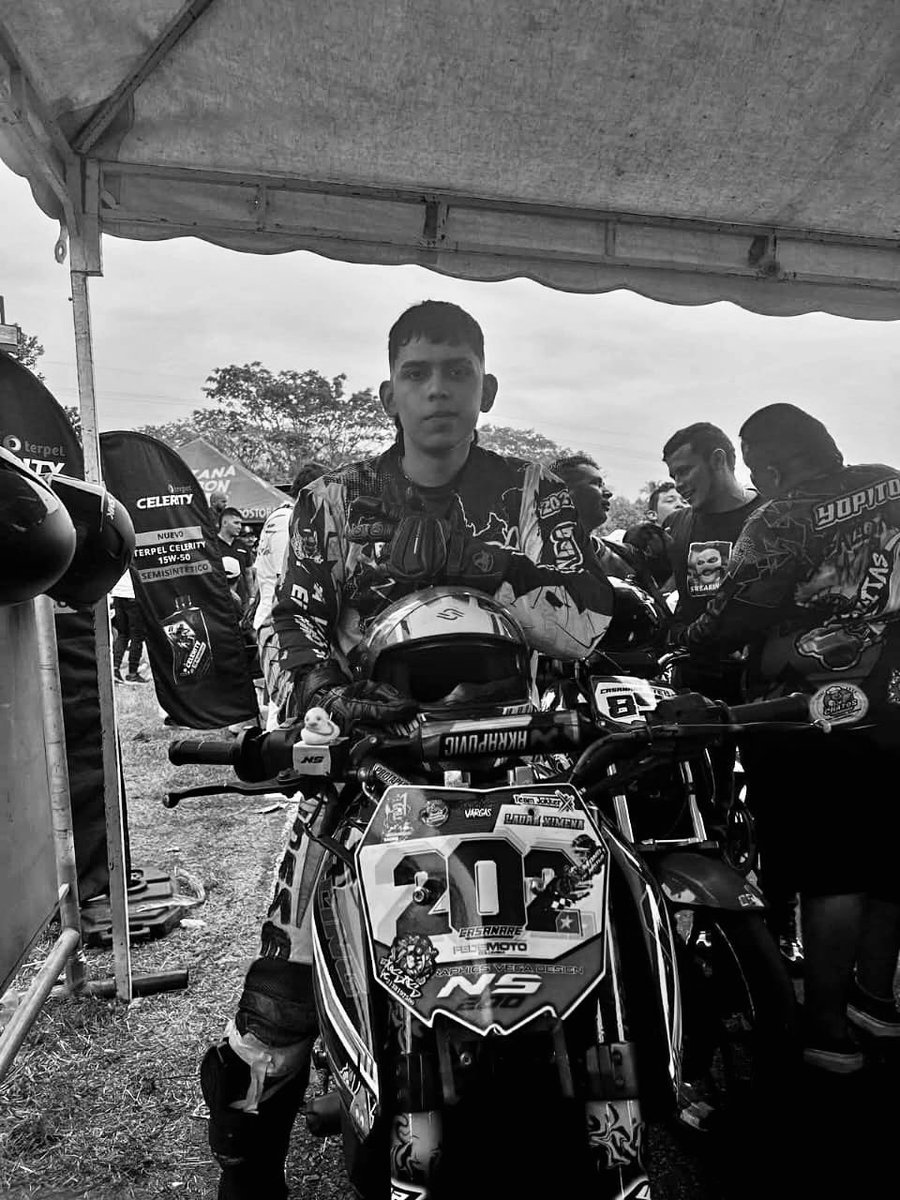 SuVersionY's tweet image. Accidentalidad | Nueva víctima fatal en #Yopal

Un motociclista murió tras chocar contra un poste en la avenida 1 con calles 40 y 50. La víctima, Cristian Felipe Velásquez (20), no tenía licencia de conducción. Autoridades señalan exceso de velocidad como posible causa.