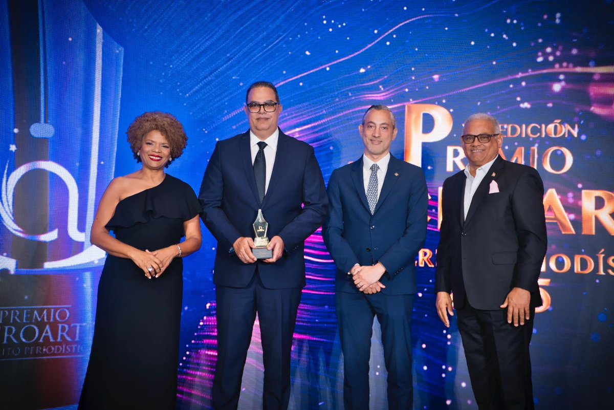 El periodista y <a href="/MaximoJimenezRD/">Maximo Jimenez</a> fue reconocido en los #PremiosAcroarteAlMéritoPeriodístico por su valiosa trayectoria en medios, libros y liderazgo gremial. “Ha sido un privilegio compartir con grandes del periodismo”, expresó.
<a href="/wandaysabel/">Wanda Sánchez</a> 
#TrayectoriasEjemplares