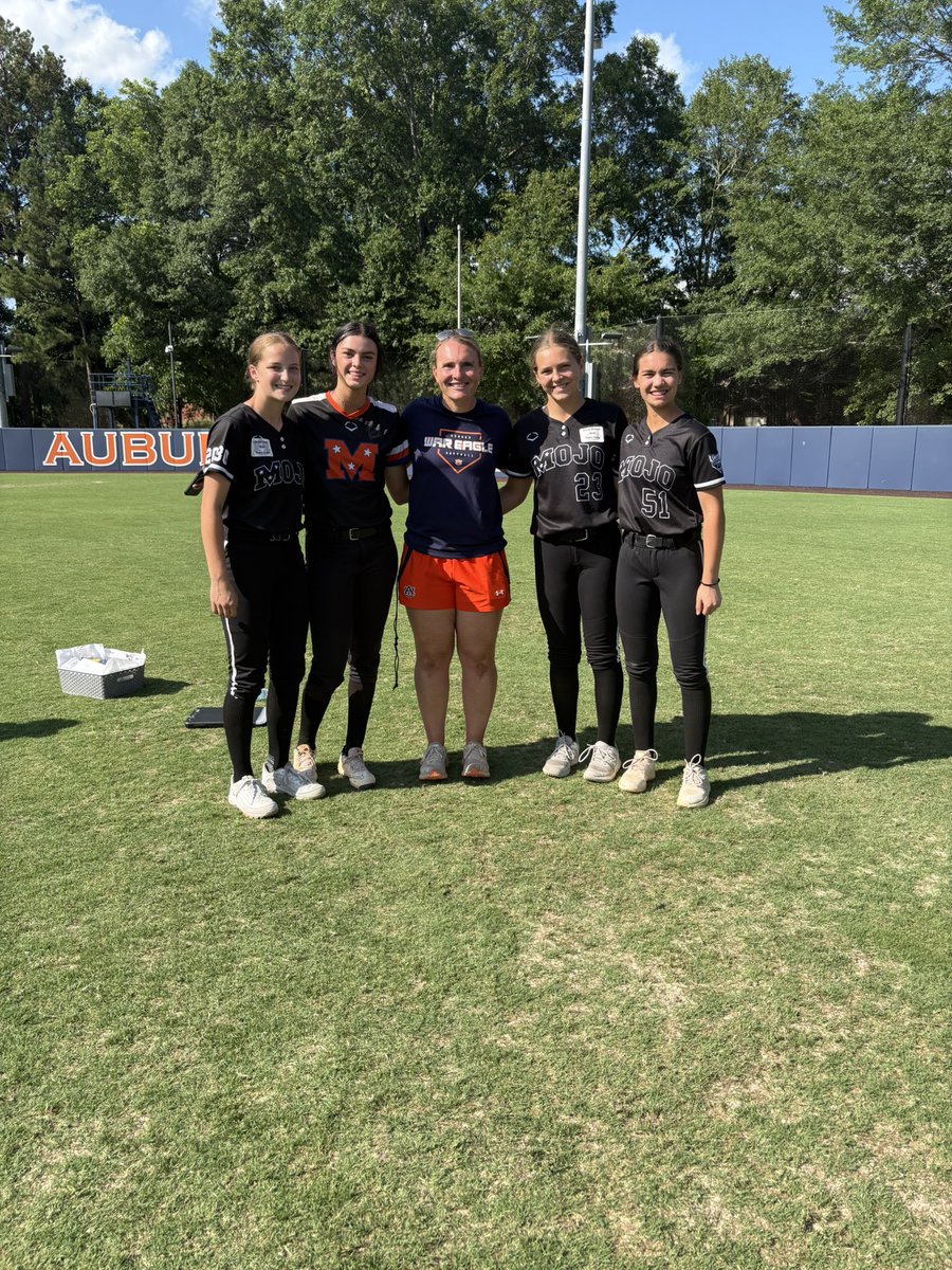 NorahBox's tweet image. Thank you @AuburnSoftball for an incredible camp experience!! I feel
so blessed to have had the opportunity to learn and get better with @KateMalveaux &amp;amp; @CoachMalveaux. It was also a blast hanging with my teammates @EmersynHaney51 @EmilyStuman22 &amp;amp; @EllieFleming27. Hope to come…