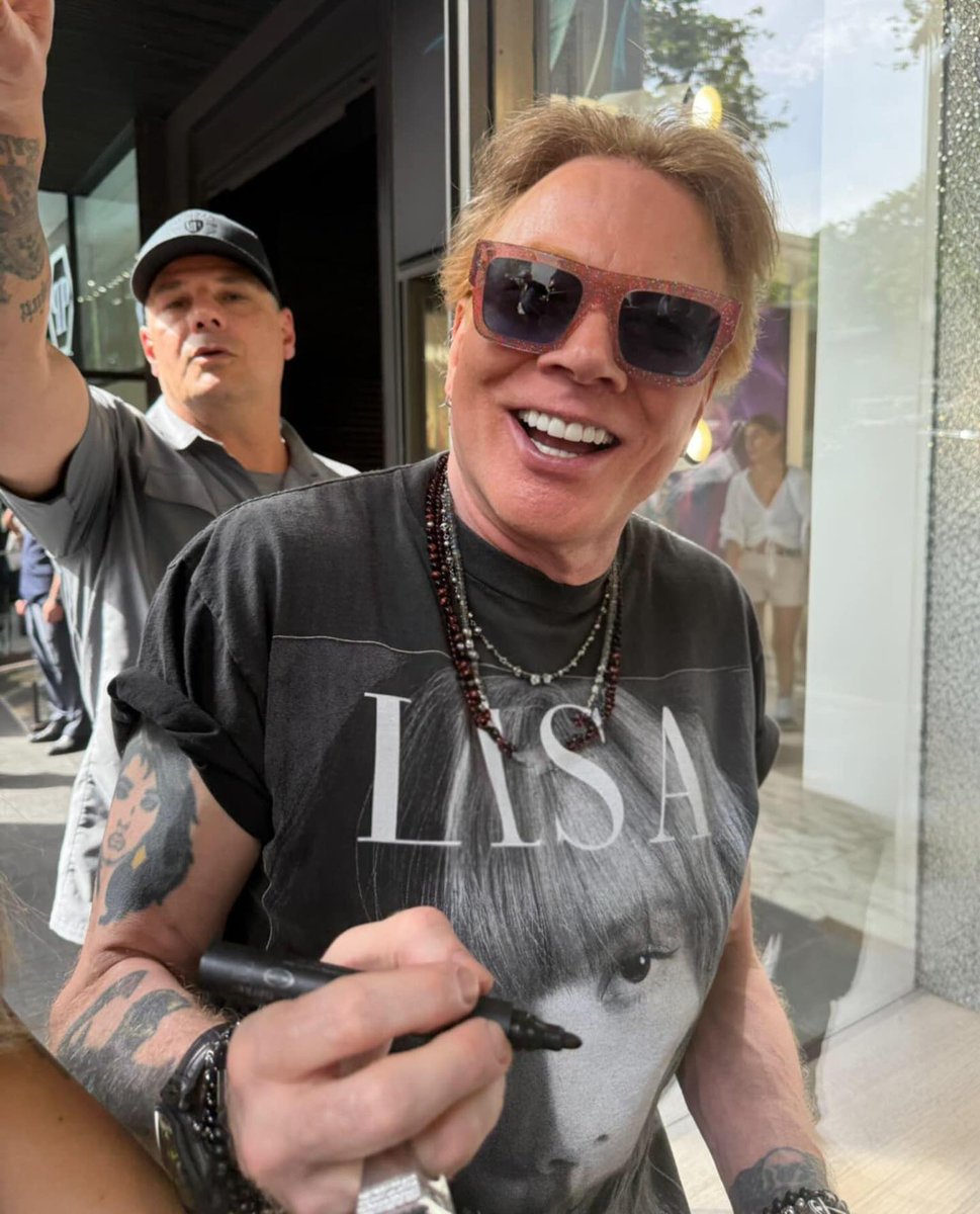 O homem ouve K-Pop. Axl Rose em Barcelona usando uma camiseta da Lisa, integrante do grupo BlackPink