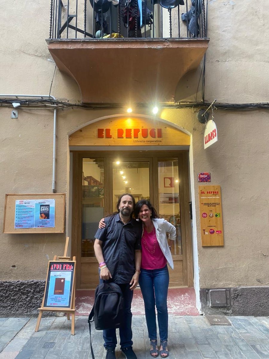 Medusa Editora CAT (@medusaeditora) on Twitter photo La sala plena.
Una presentació amena.
S'ha venut tot el contingut de l'expositor.
Estem contentíssims.
Gràcies, <a href="/lauracasanovas1/">Laura Casanovas</a>!
Gràcies, <a href="/ElRefugiCoop/">El Refugi, Llibreria crítica</a>!
Gràcies gernació de la Seu! La sala plena.
Una presentació amena.
S'ha venut tot el contingut de l'expositor.
Estem contentíssims.
Gràcies, <a href="/lauracasanovas1/">Laura Casanovas</a>!
Gràcies, <a href="/ElRefugiCoop/">El Refugi, Llibreria crítica</a>!
Gràcies gernació de la Seu!