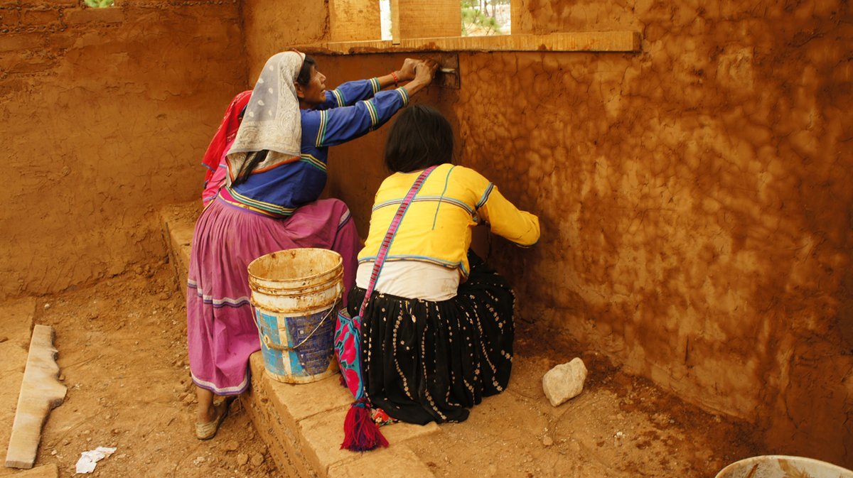 En su arquitectura utilizamos elementos vernáculos y sustentables para construir ambientes que invitan a las personas a relacionarse con el espacio a través de los sentidos.