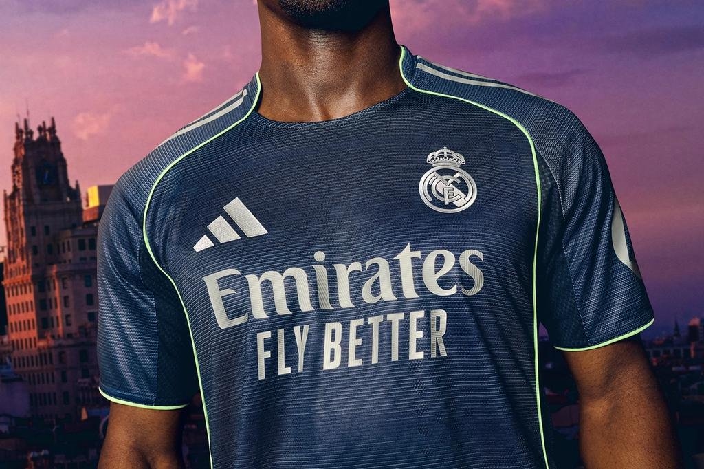 MadridXtra's tweet photo. Real Madrid Home &amp; Away kits. 💎 https://t.co/pQ2lC3Vugz