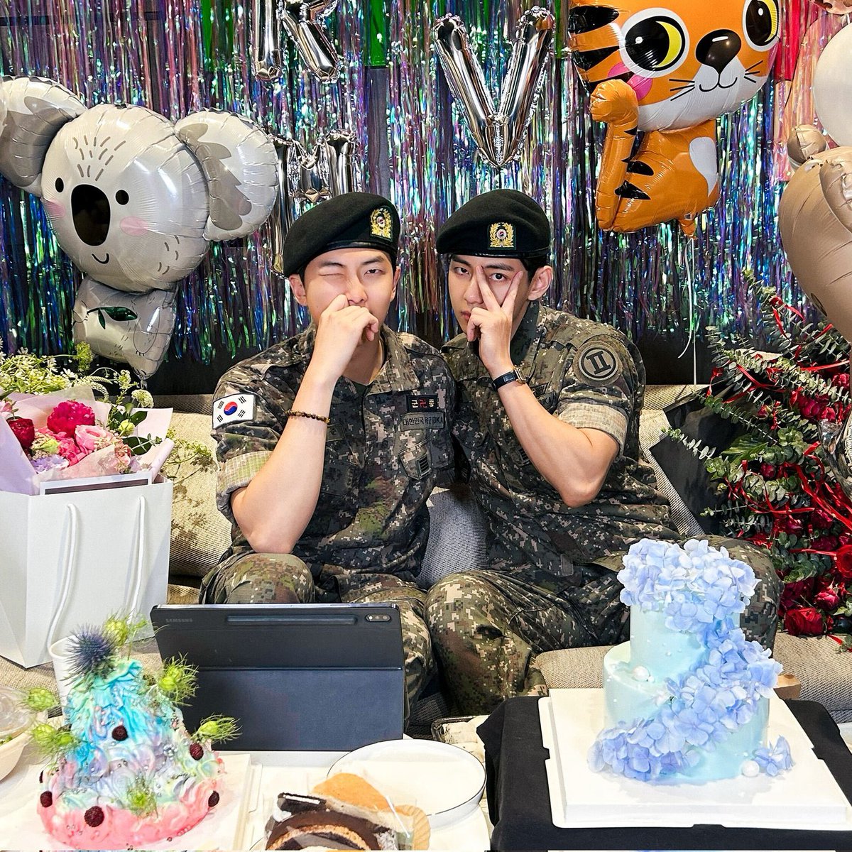 [MEDIA] The live broadcasts of RM and V on the 10th and Jimin and Jungkook on the 11th, which were conducted through the fan platform Weverse, recorded 15.8 million total real-time views. 

Over  the course of 2 days, 4,000 fans from all over the world gathered in front of the