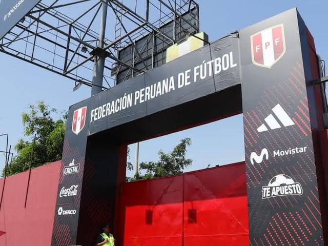 Sería bueno señores <a href="/SUNATOficial/">SUNAT</a> revisar si TODOS los trabajadores en #VIDENA han recibido correctamente su CTS y AFP, a mi me dicen que no. No creo que Lozano se banderee en viajes y atenciones en sala VIP cuando juega Perú, mientras a sus trabajadores no les pagan. ¿O si?