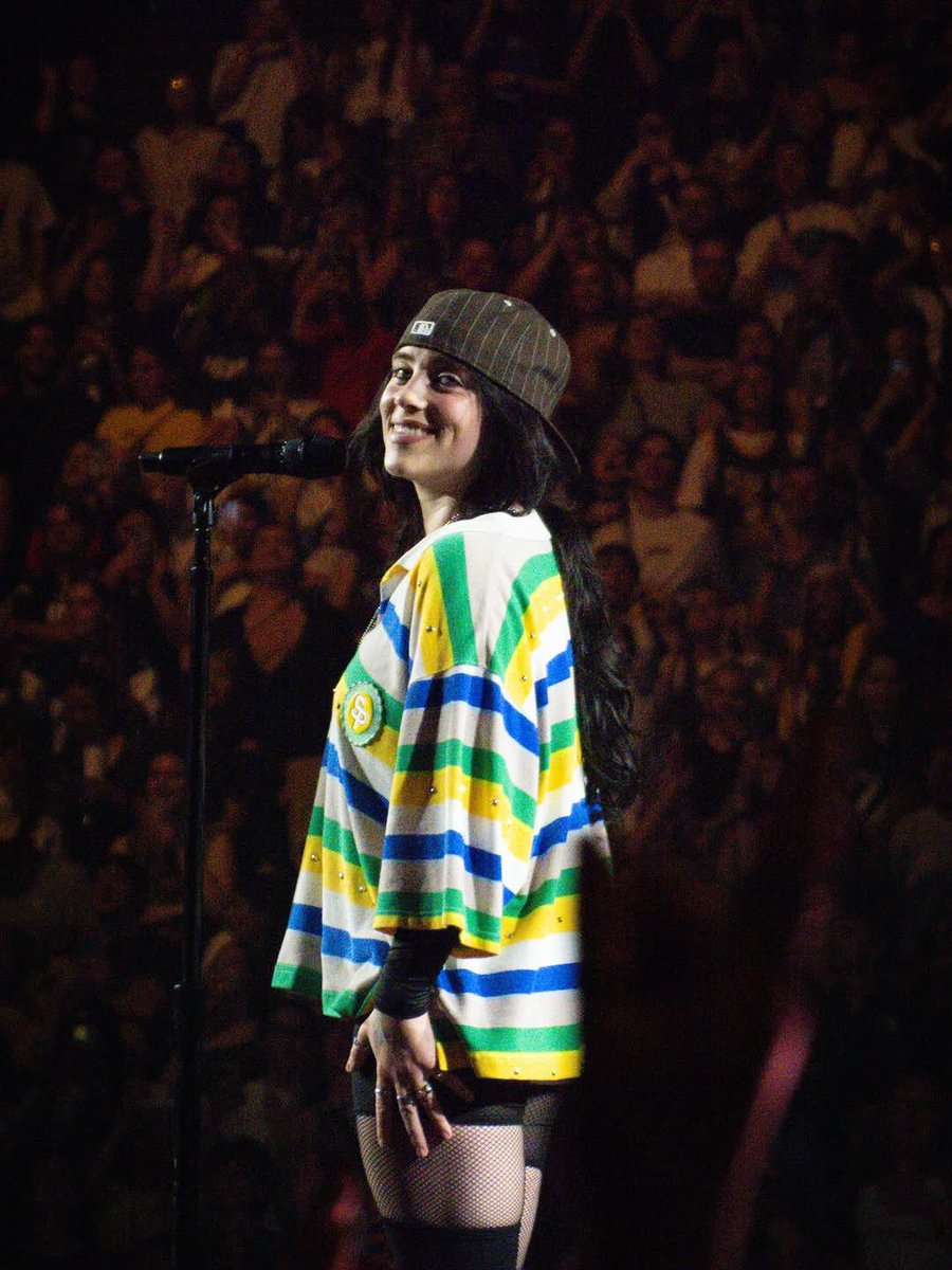 BillieNewsBRA's tweet photo. Billie Eilish fotografada durante seu show em Paris. 

📷https://t.co/gE1jYmUAEi__ https://t.co/t5zne0Tp8p