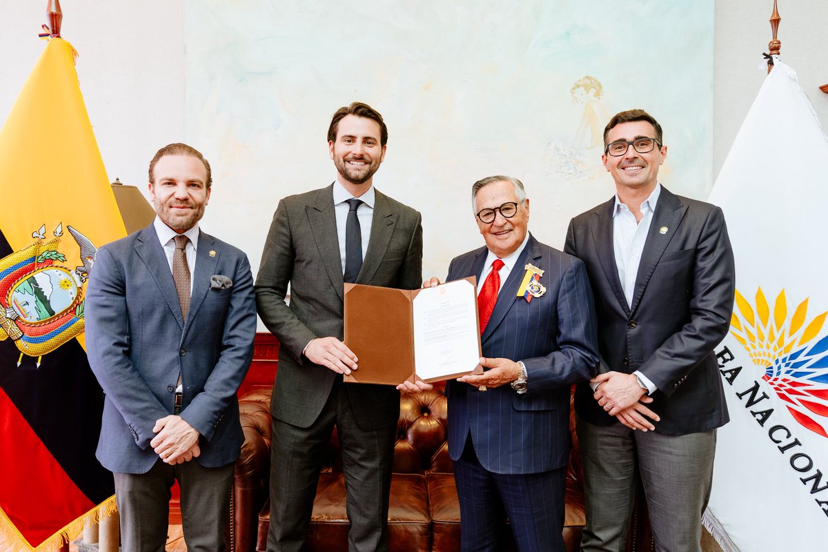 Hoy rendimos homenaje a una voz que trascendió fronteras. ⚾️ 

Jaime Jarrín, es un ecuatoriano ejemplar y el único que tiene un espacio en el Salón de la Fama del Béisbol desde 1998.

La condecoración Dr. Vicente Rocafuerte a su impecable trayectoria, es un merecido