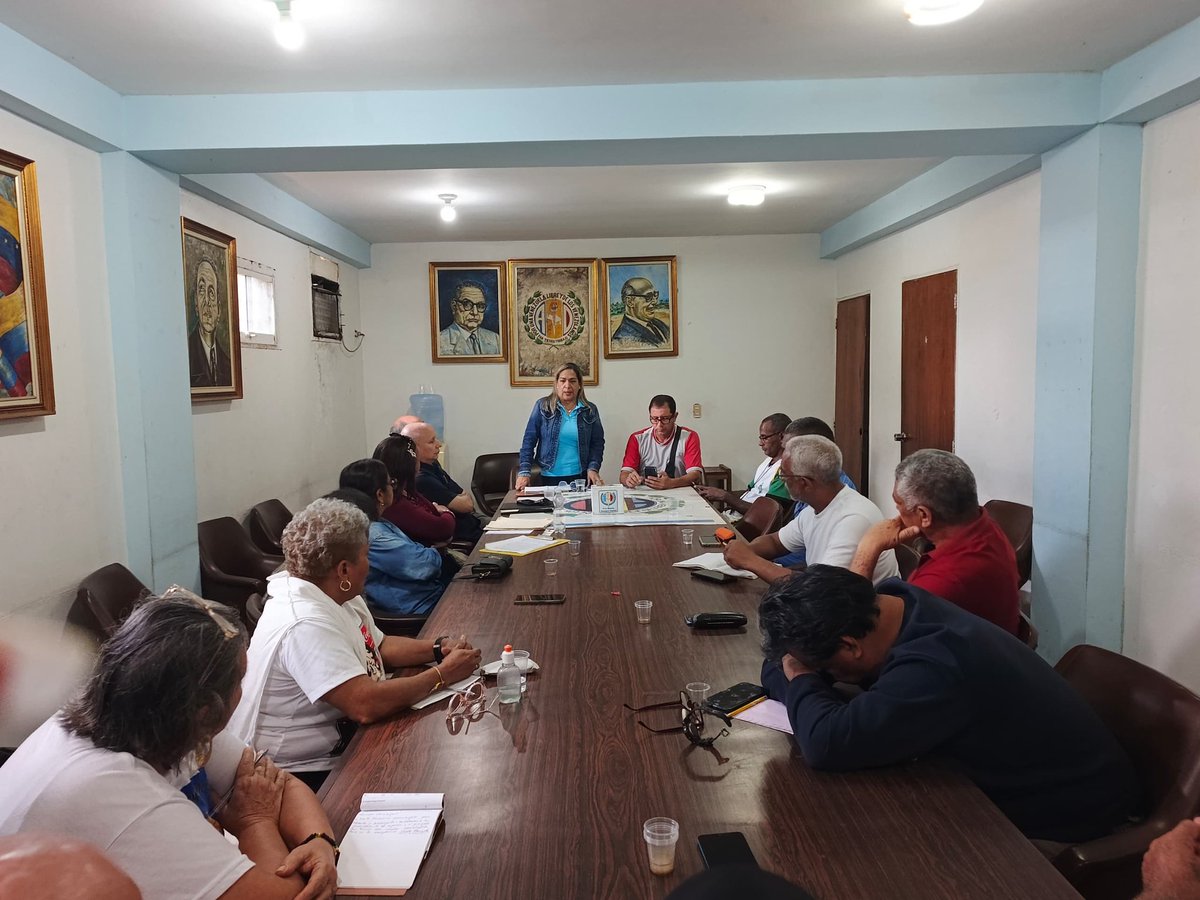 #11DeJunio Los adecos en resistencia de Caroní <a href="/AD_Bolivar/">Accion Democrática Bolívar</a> encabezada por nuestra Sec. General <a href="/aidagonzalez33/">Aída González</a> analizando el tablero político y electoral donde continuamos sin condiciones mínimas para poder participar. El régimen se apertrecha con su talante ya sin caretas!!!
