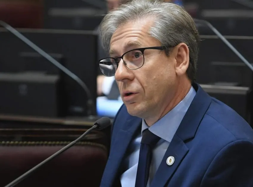 Eduardo "Peteco" Vischi, senador de la UCR por Corrientes, renunció al aumento que elevaba su sueldo a más de $9 millones.  Sostuvo que "en tiempos de cambios, que requieren de esfuerzos colectivos, los dirigentes debemos dar el ejemplo y acompañar a los argentinos".