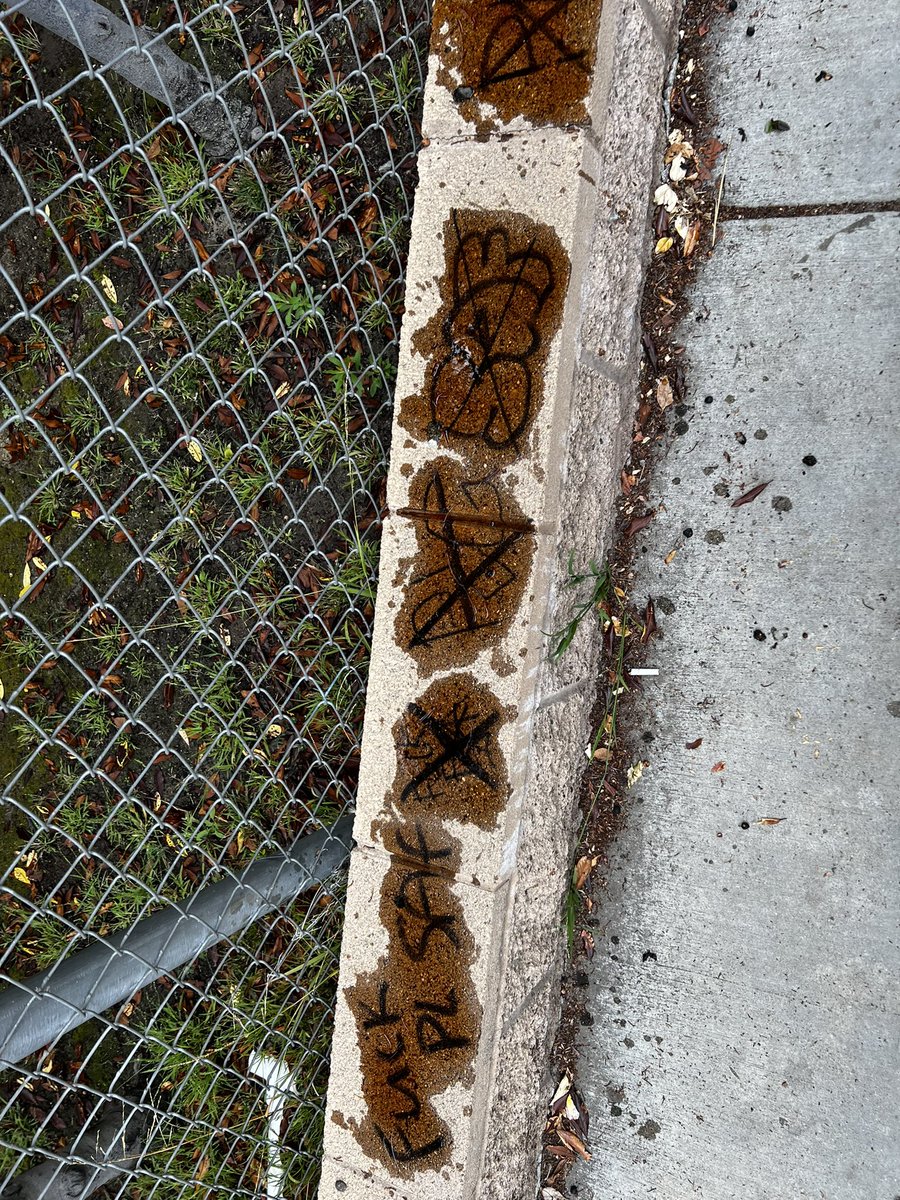 Someone’s gotta teach these lil kids how to graff. 😂