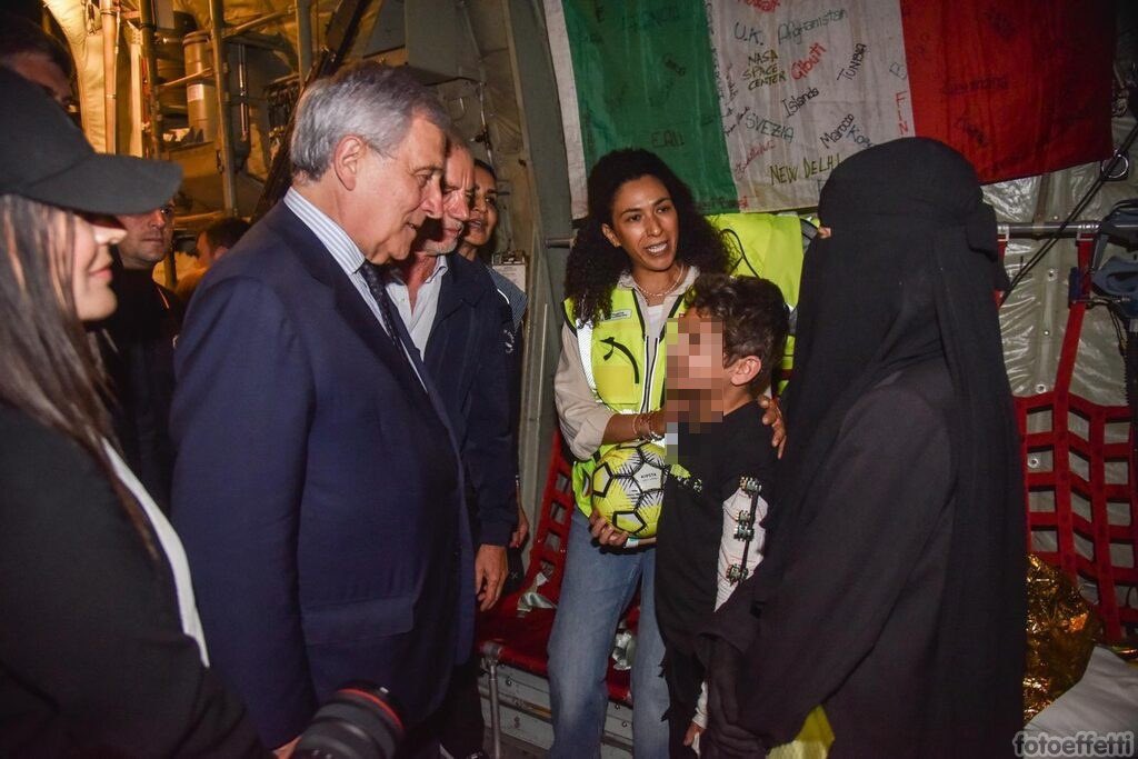 Adam e la sua mamma sono arrivati in Italia da Gaza. Con loro altri 17 bambini e 55 familiari. Saremo al loro fianco, offrendogli le migliori cure negli ospedali italiani. Vogliamo fare sempre di più per aiutare la popolazione palestinese, per questo il nostro impegno per la pace