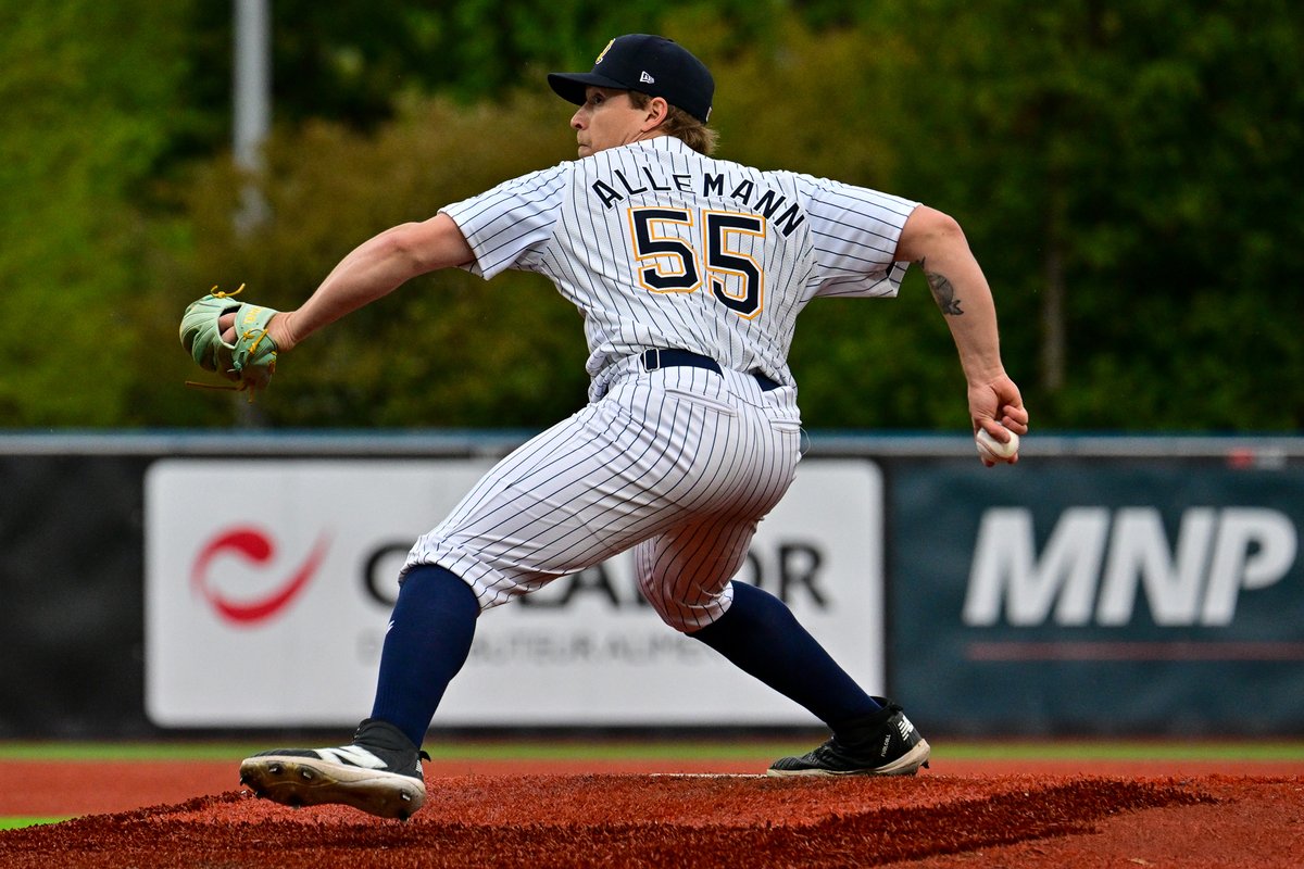 "Breaden Allemann, l’ancien receveur qui lance des balles de feu."

 👉 Un texte de Carl Tardif
🗞️ L'intégralité du texte ici : tr.ee/uybA3X

📸 Crédit photo : Christian Gingras Photographie